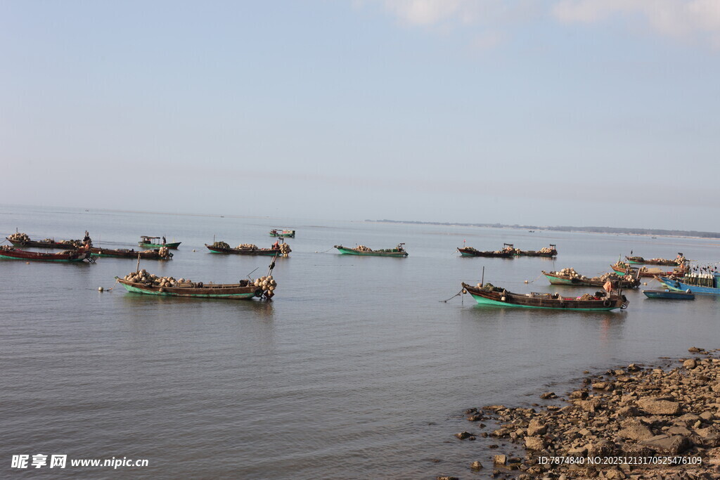 海边停泊的多艘渔船
