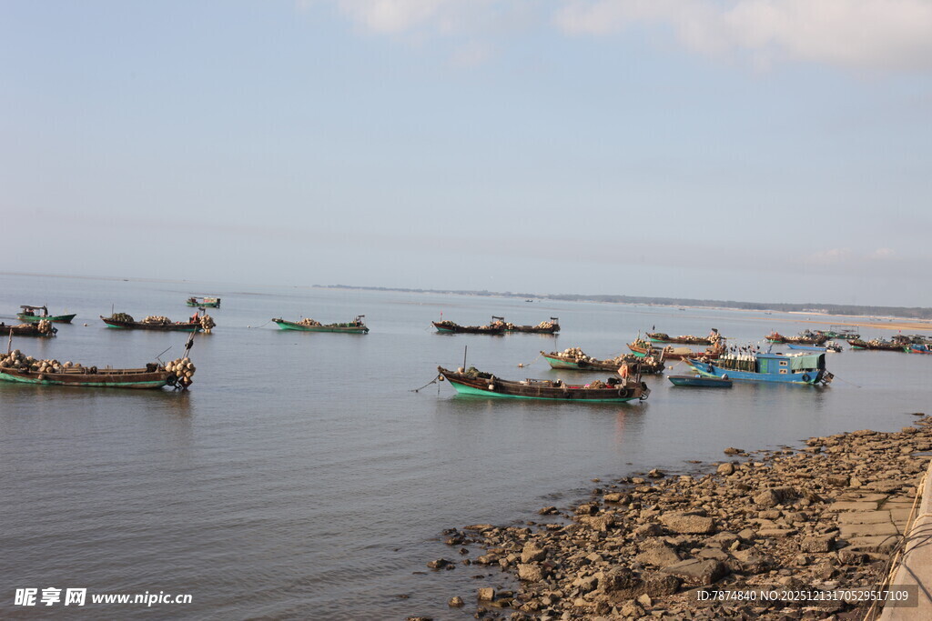 海边停泊的多彩渔船