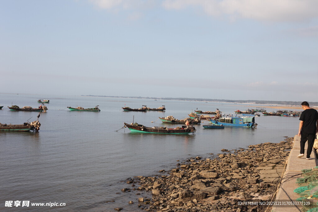 海边渔村景象船只与人
