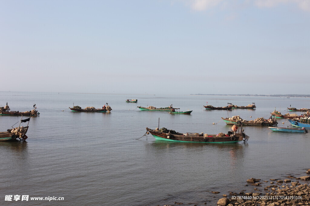 海边停泊的多彩渔船