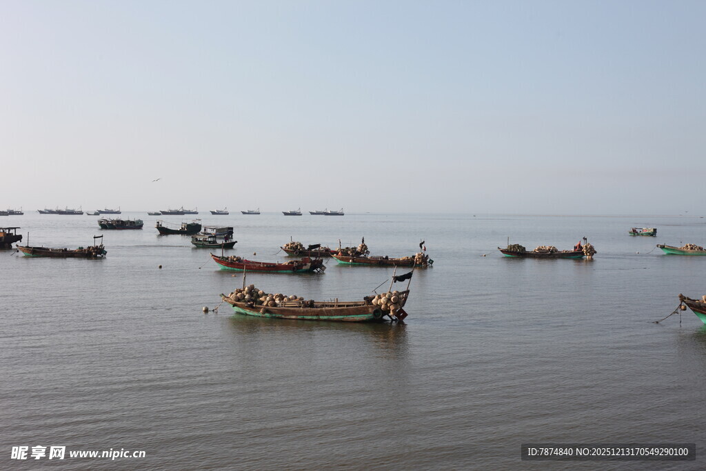 海上渔船群景