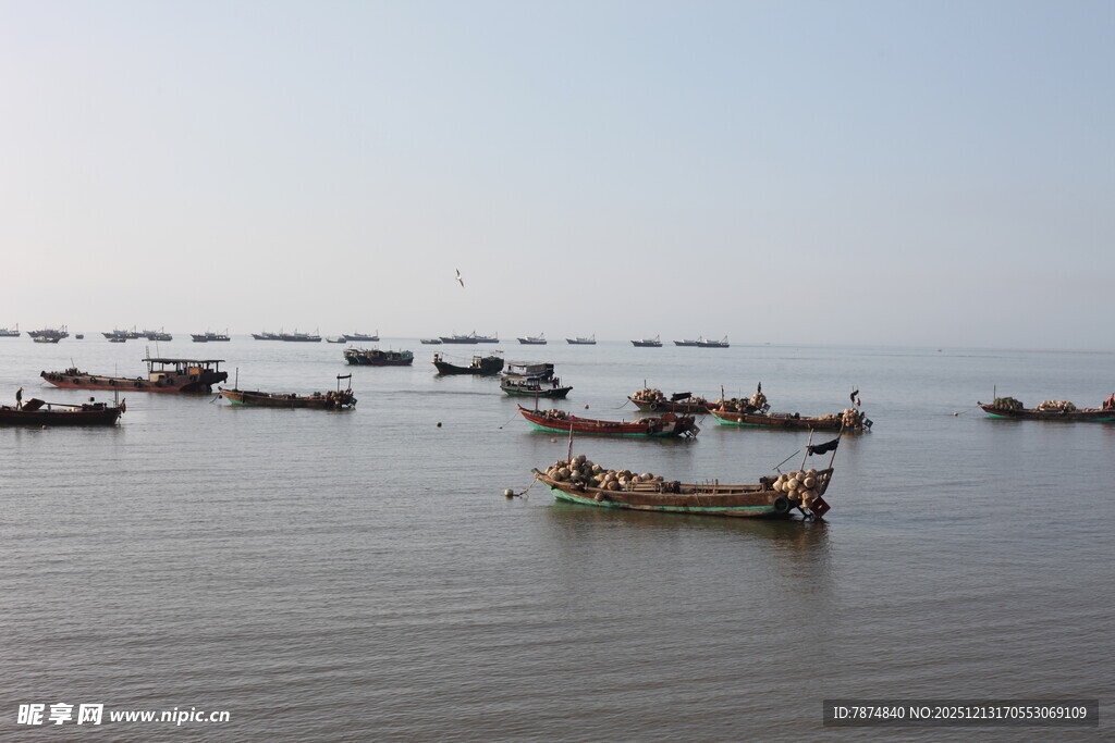 海上渔船群集景象
