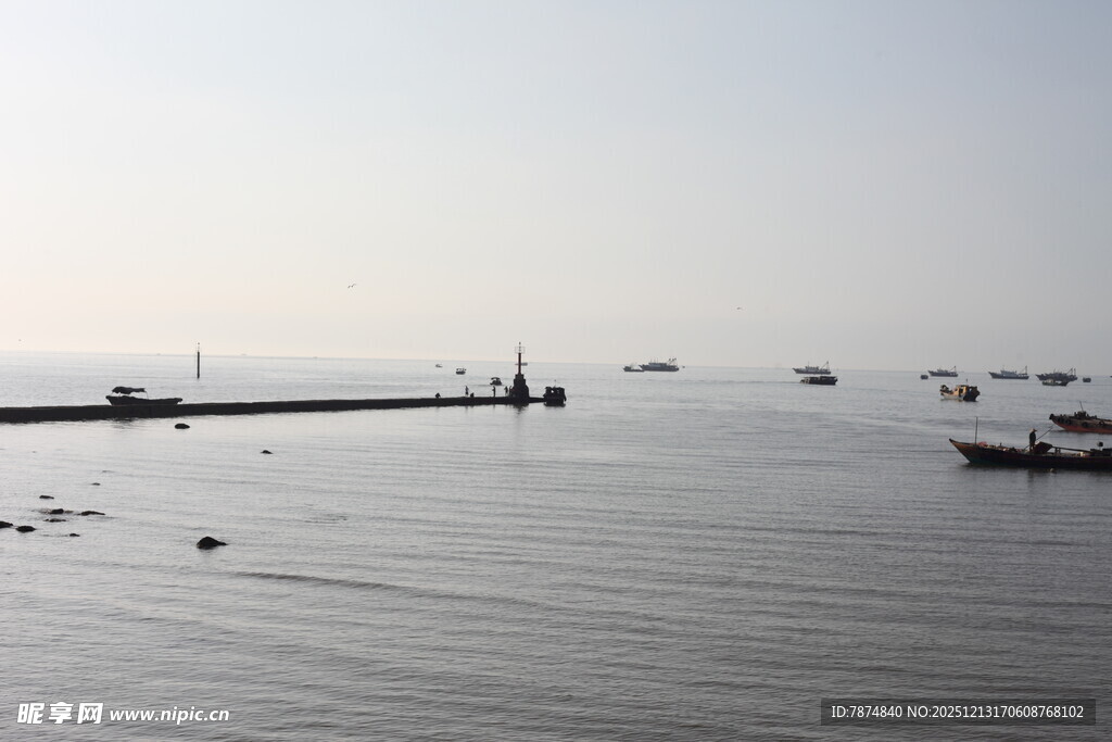 海上船只与码头景象