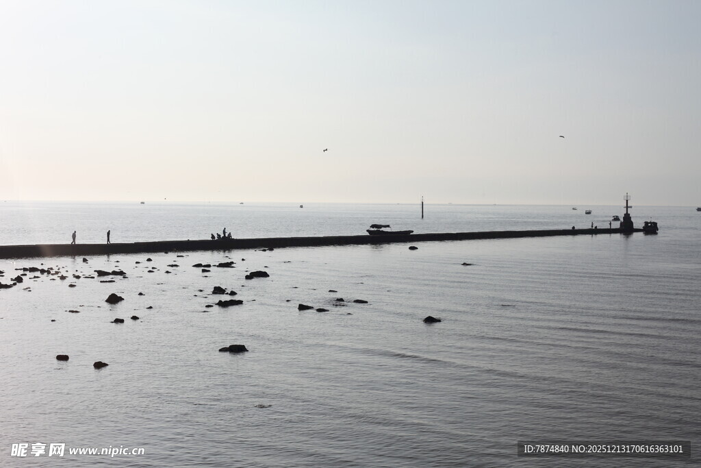 海边码头水面散布杂物