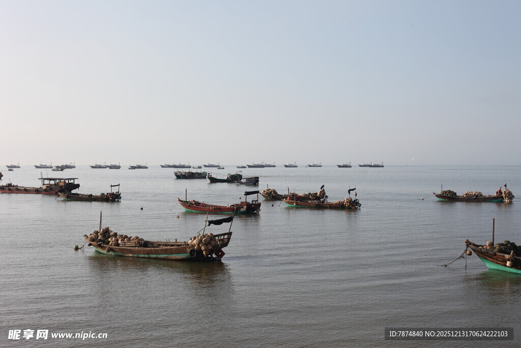 海上渔船群集景象