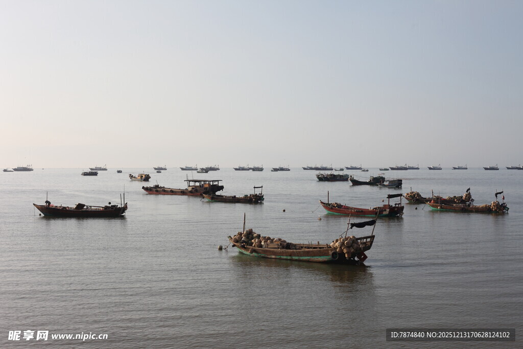 海上渔船群景
