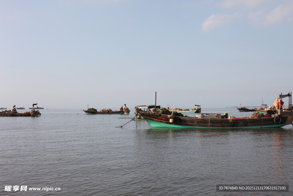 海上渔船景象