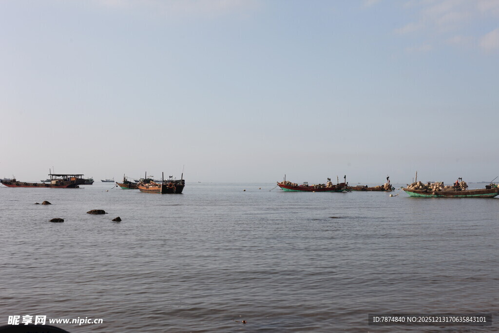 海上渔船景致