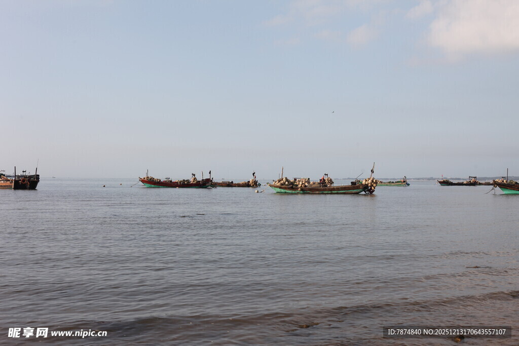 海边停泊的多艘船只