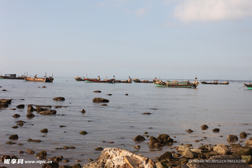海边礁石与停泊船只