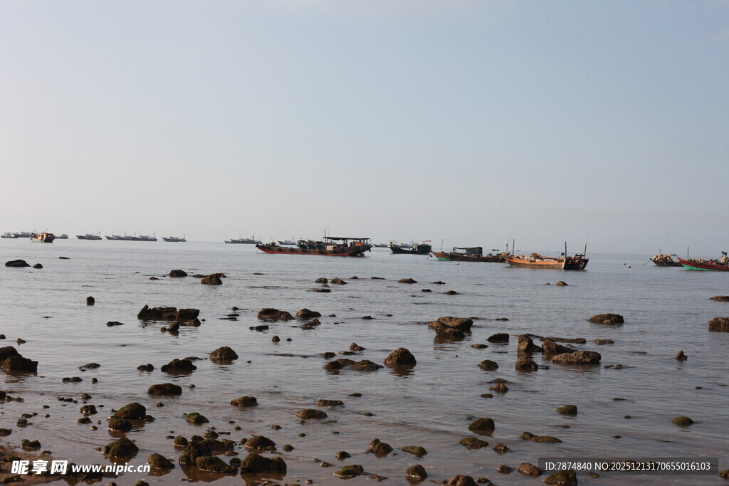 海边礁石滩景象