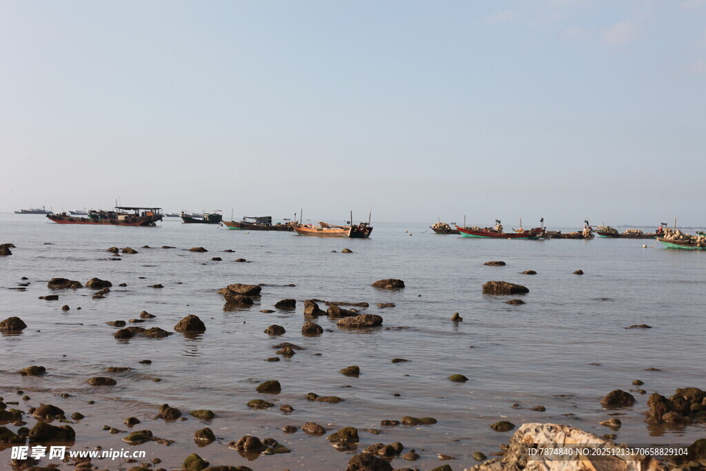 海边礁石与停泊船只景观