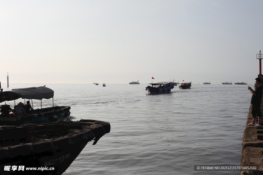 海上停泊的多艘渔船