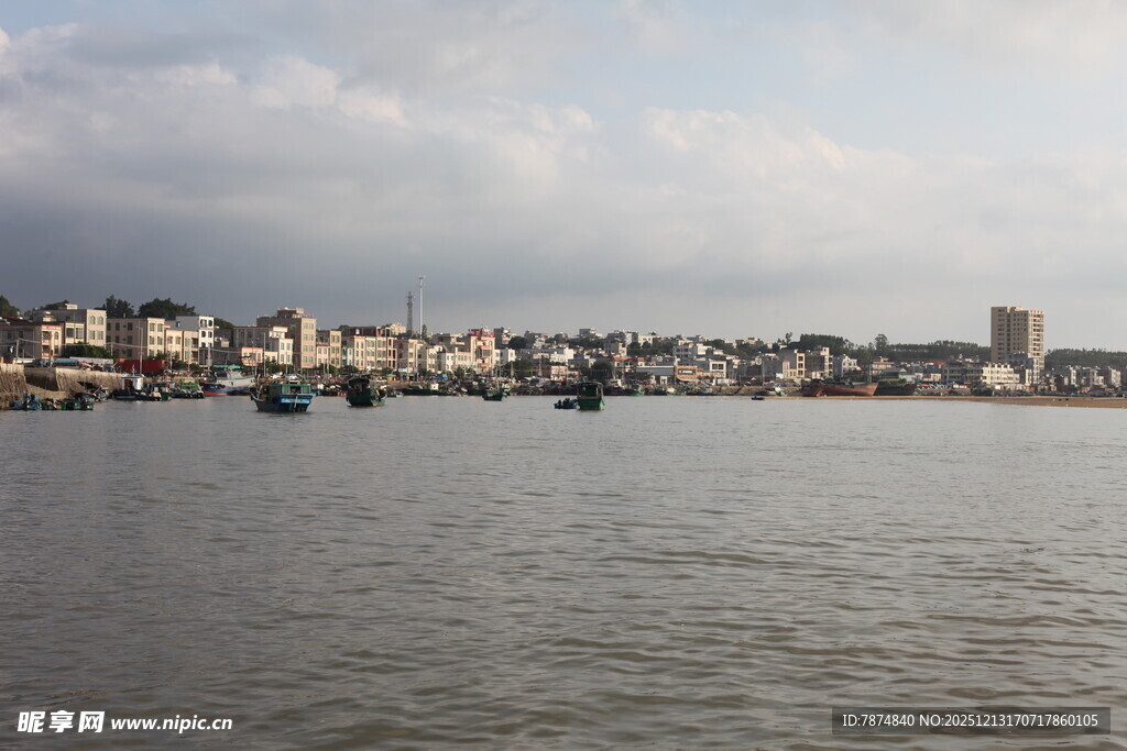 江边城市景观船只点缀