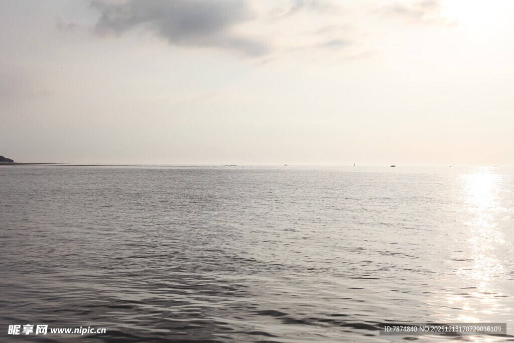海边日落时分的静谧海面