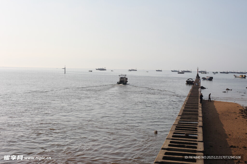 海边长堤静谧海景风光