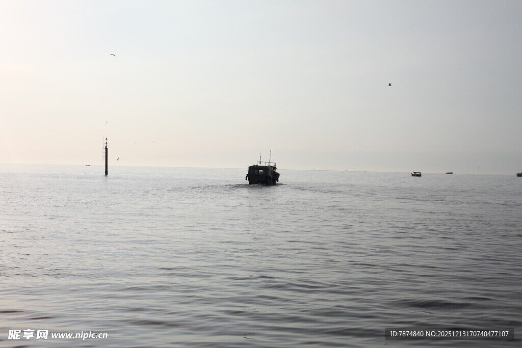 海上孤舟静谧晨光景象