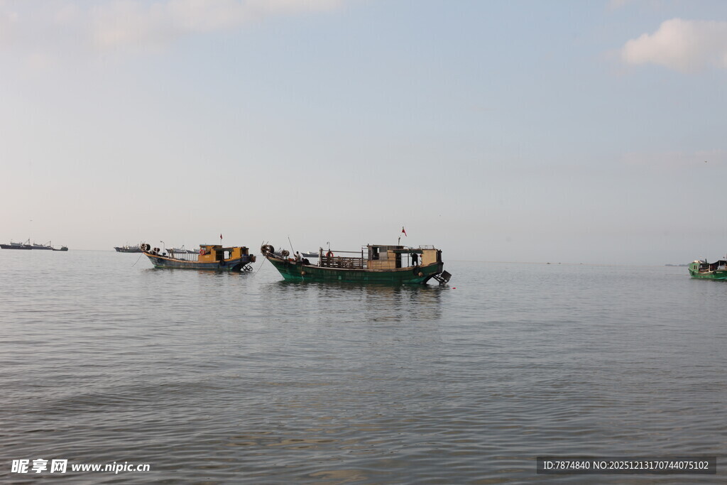 海上船只漂浮于平静水面