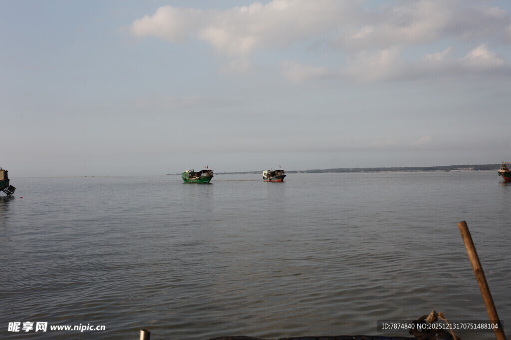 海上船只在广阔水域航行