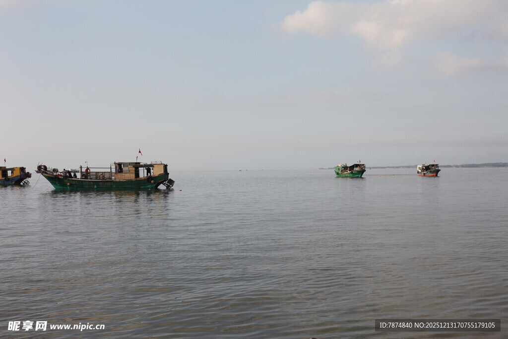 海上船只与远处景象