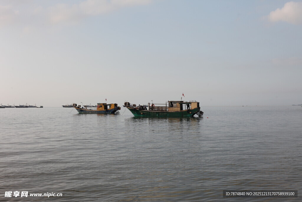 海上渔船停泊景象