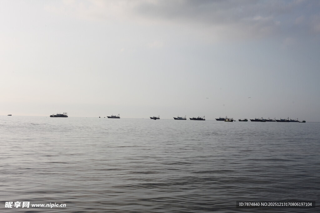海上船只在天际线航行
