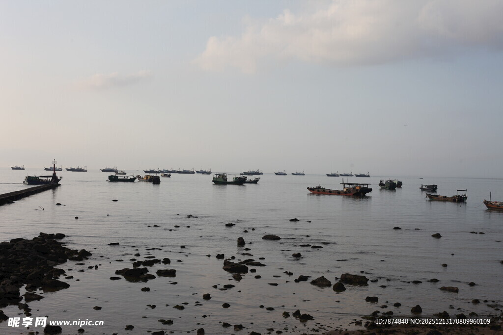 海边浅滩停泊的众多小船