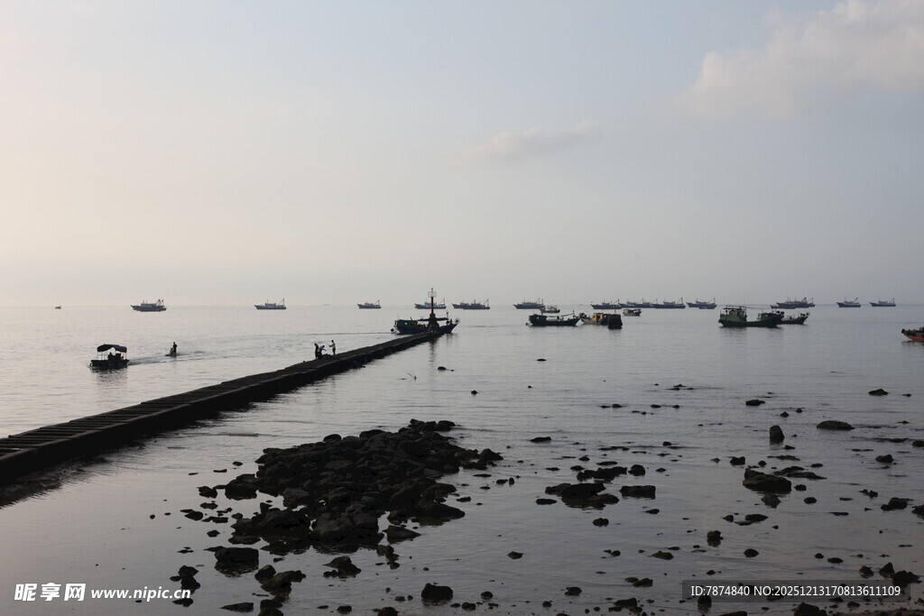 海边退潮时的滩涂景象