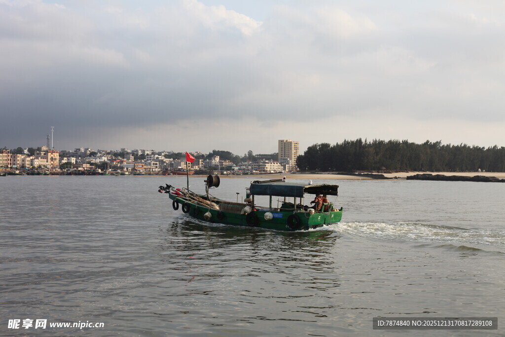 海上行驶的绿色小船
