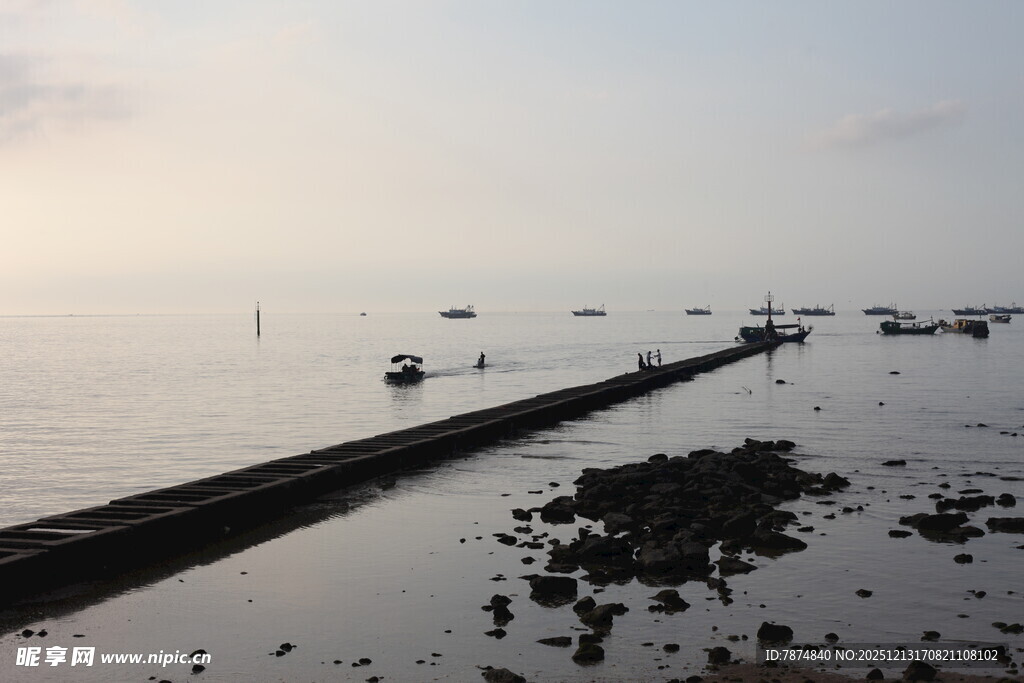 海边长堤与停泊船只景象