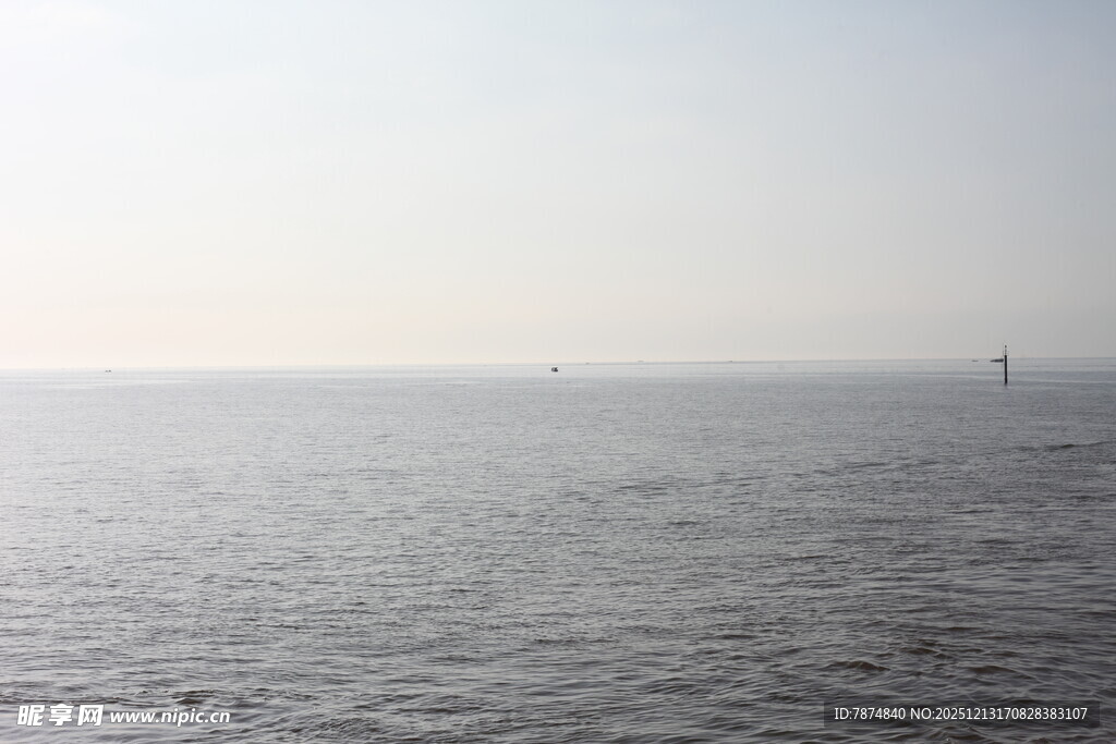 广阔海面与远处灯塔