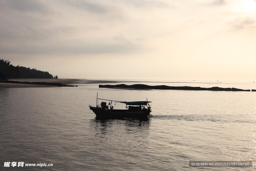海上孤舟伴日落美景