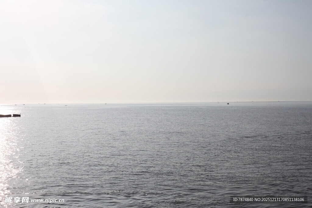 海面波光粼粼的静谧景象