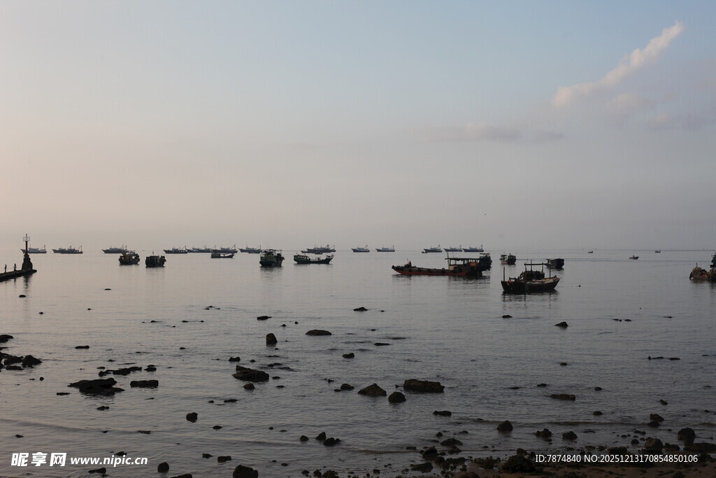 海边浅滩上的礁石景观