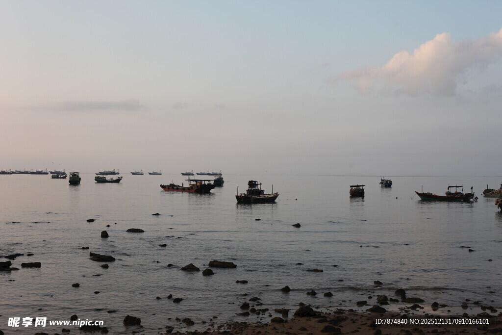 海边浅滩上的众多小船