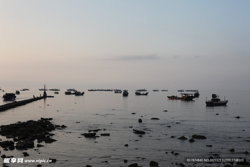 黄昏海港停泊的船只景象