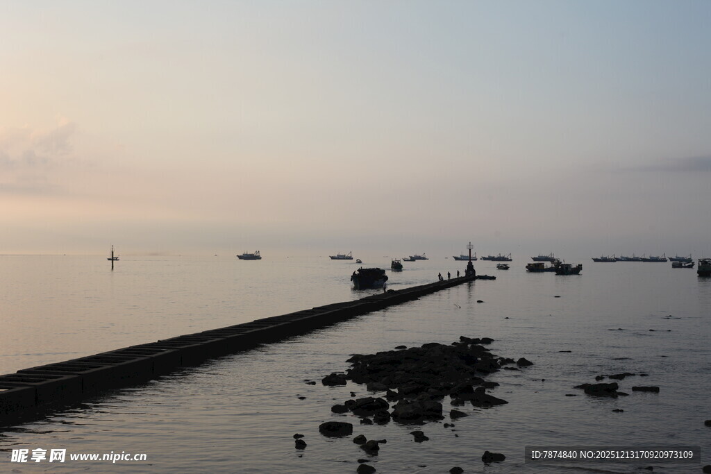 海边日暮栈桥风景