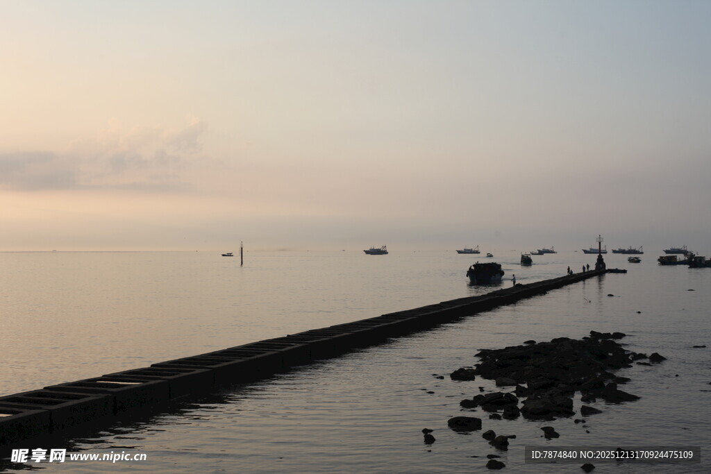 海边长堤静谧海上风光