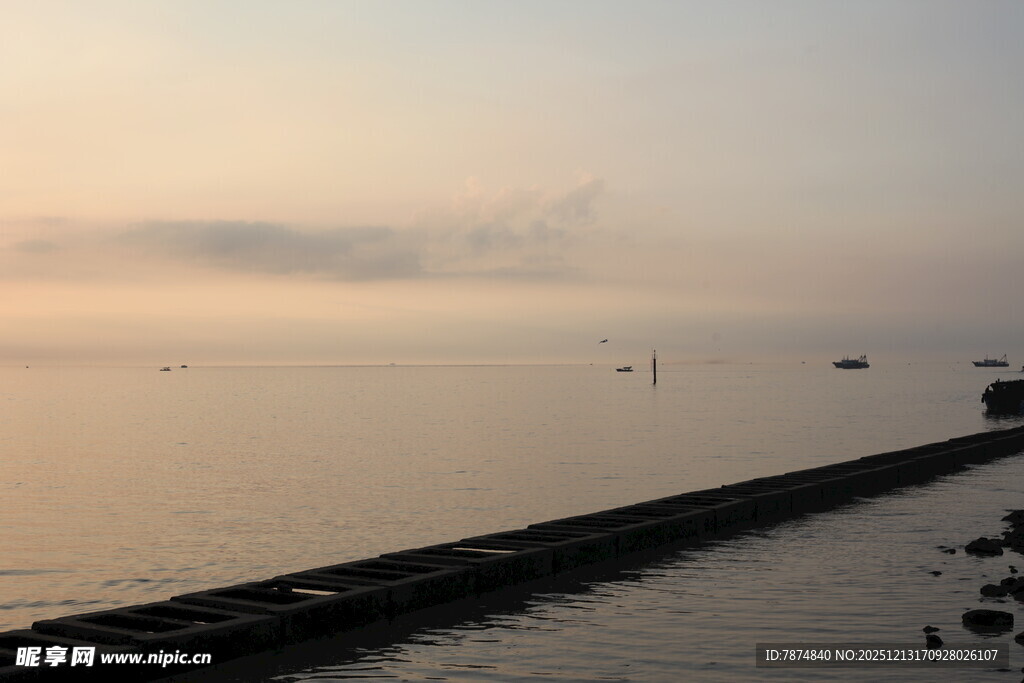 黄昏下的海边长堤美景