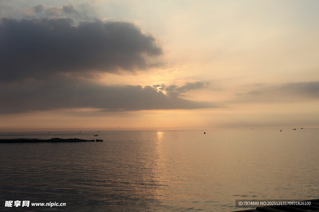 海边日落时分的美丽景象