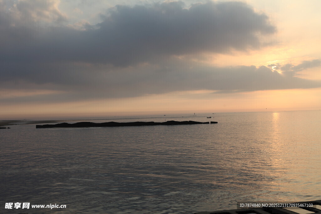 海边日落时分的宁静景象