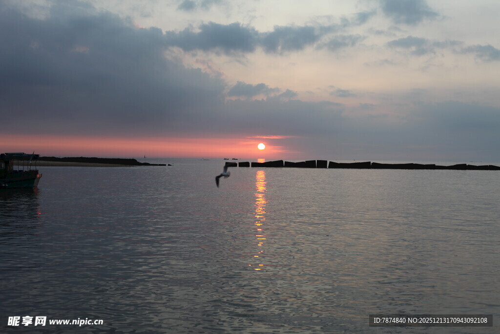 夕阳下宁静的水面景象