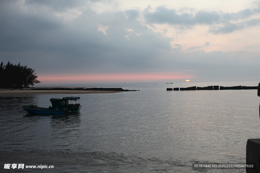 黄昏下宁静的海边景象