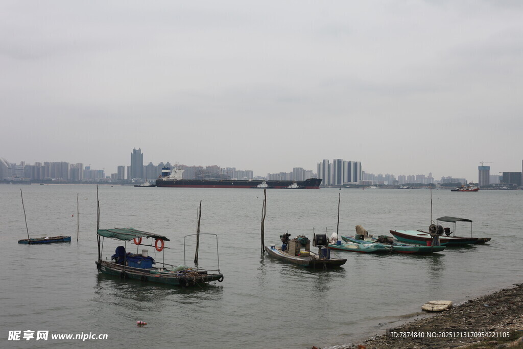 江边停泊的多艘小船