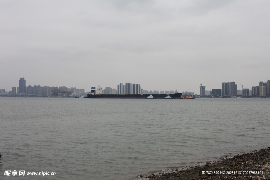 江边城市景观远景