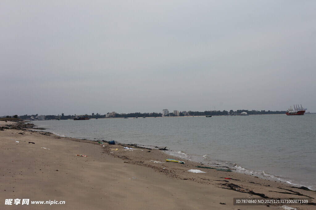 宁静海边沙滩与远处船只