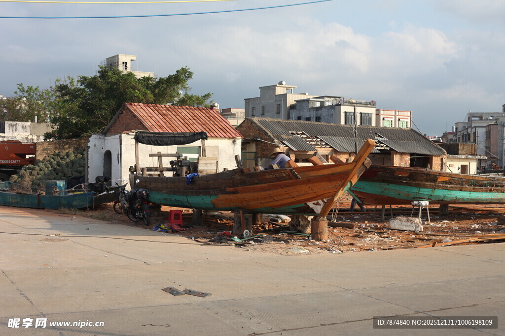 渔村场景中的老旧船只