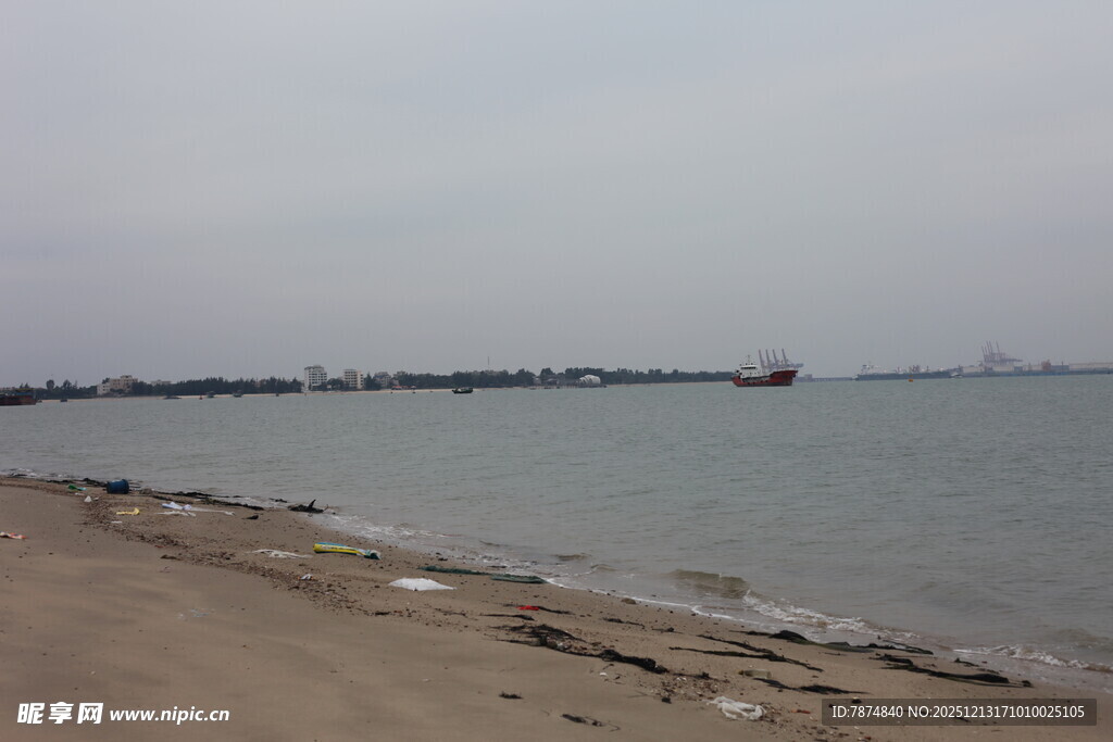 海滨沙滩远处船只景象