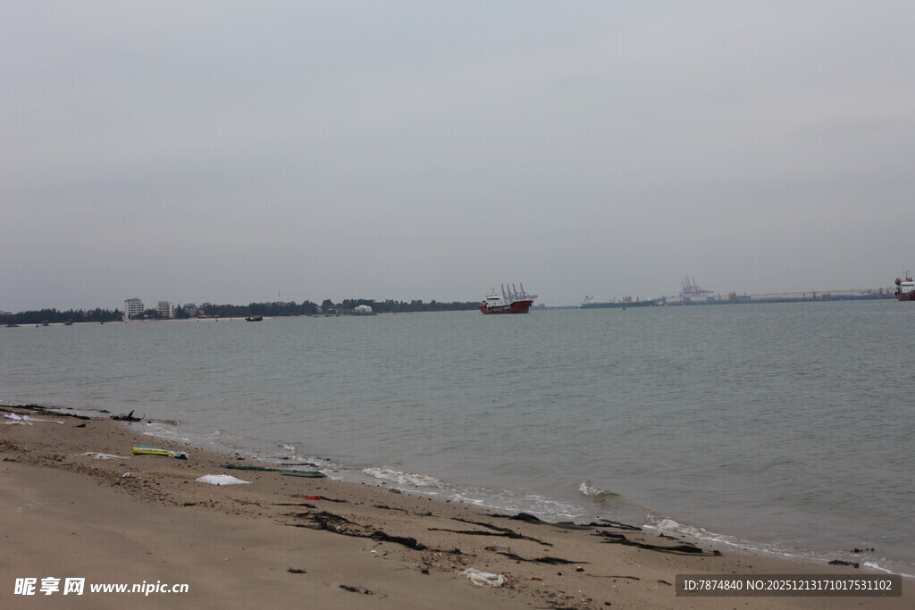 海边沙滩与远处水域景象