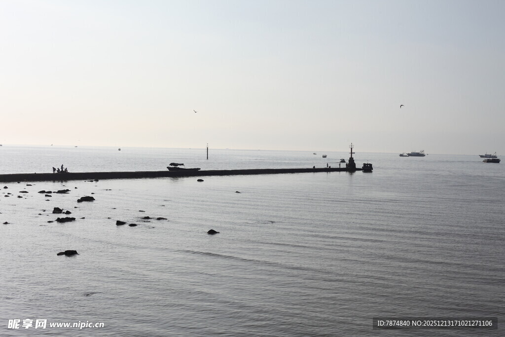 海边码头平静海面景象